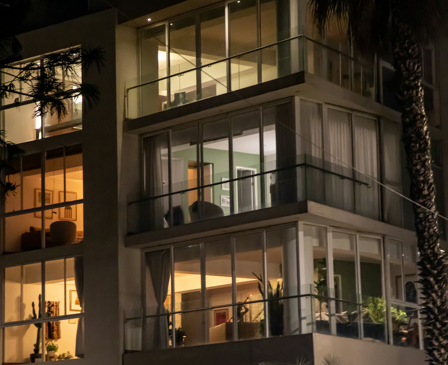Moderno condominio di notte con interni caldi e illuminati.