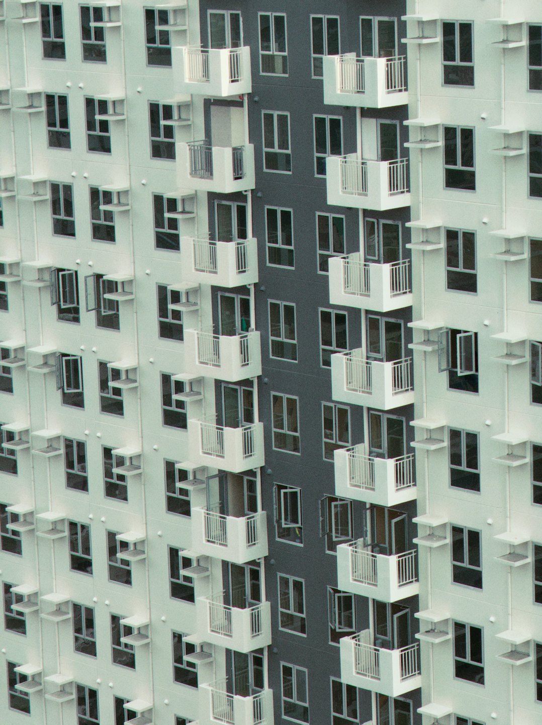 Facciata di un moderno condominio con balconi e finestre ripetuti.
